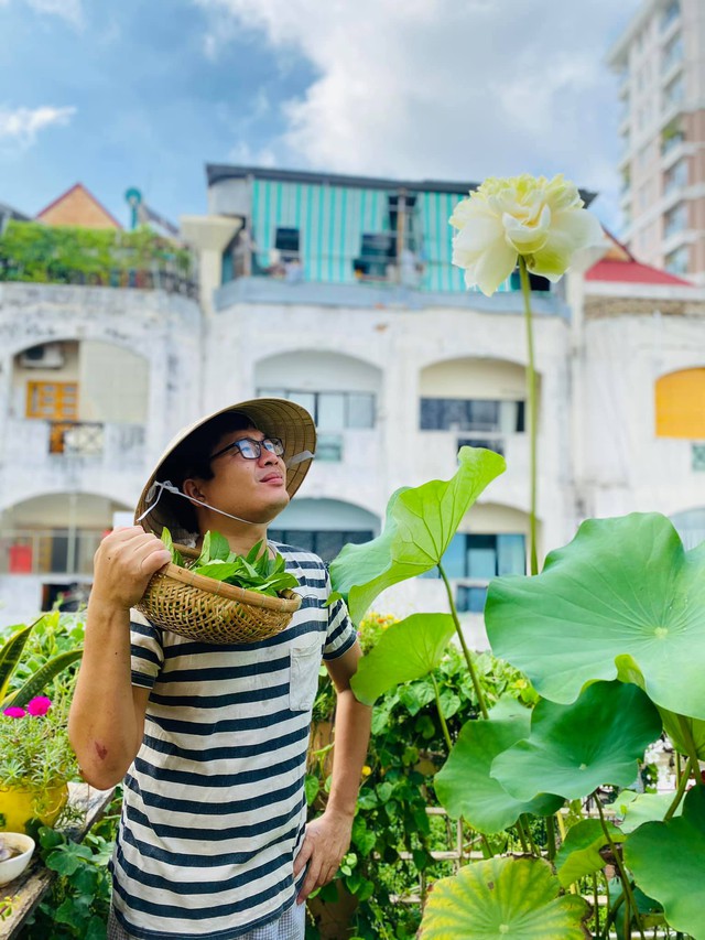 Khu vườn sân thượng 20m2 xanh mướt của chàng trai Sài Gòn: Có đủ rau xanh, hoa tươi, chủ nhân thưởng trà, nuôi chim quá nên thơ - Ảnh 1.