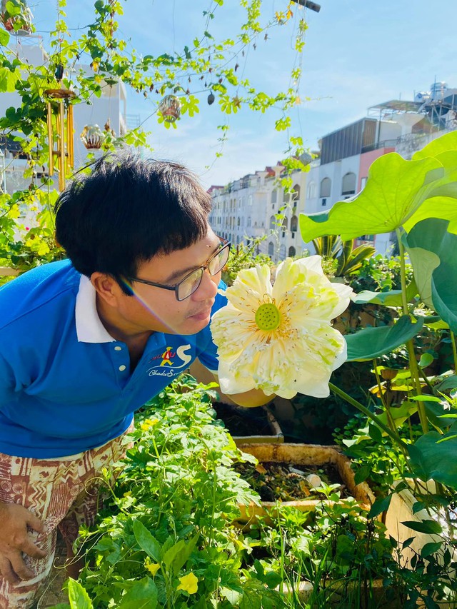 The 20m2 green terrace garden of a Saigon boy: There are enough green vegetables, fresh flowers, the owner enjoys tea, raises birds so poetically - Photo 8.