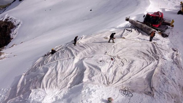 Chuyện lạ: Cứ vào mùa hè dân Thụy Sỹ lại cặm cụi đắp chăn cho sông băng trên núi - Ảnh 1.