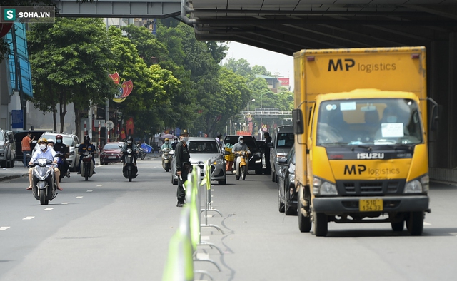 Hà Nội: Tổ công tác đặc biệt lập chốt dài 200 mét, kiểm tra hơn 1000 phương tiện trong 2 tiếng - Ảnh 12.