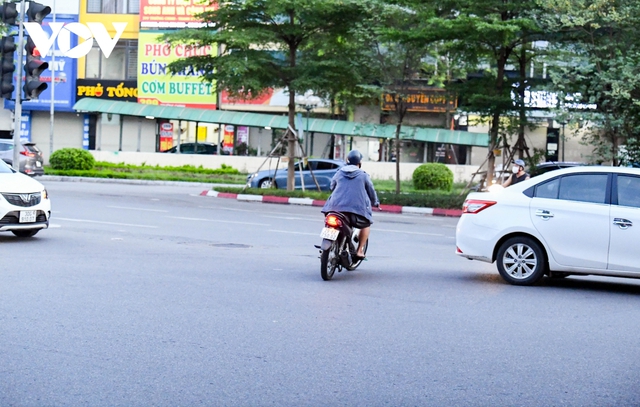 Muôn kiểu vi phạm giao thông trong thời gian Hà Nội giãn cách - Ảnh 6.