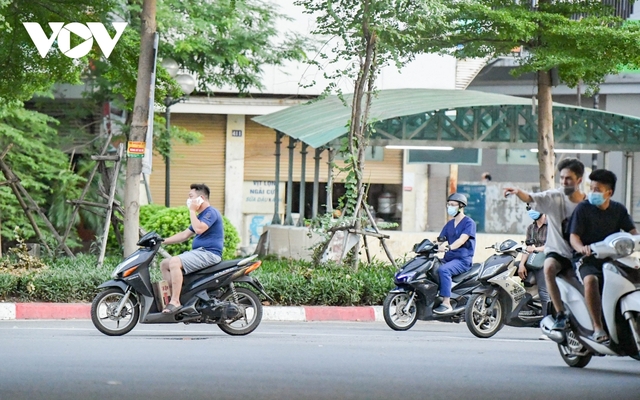 Muôn kiểu vi phạm giao thông trong thời gian Hà Nội giãn cách - Ảnh 8.