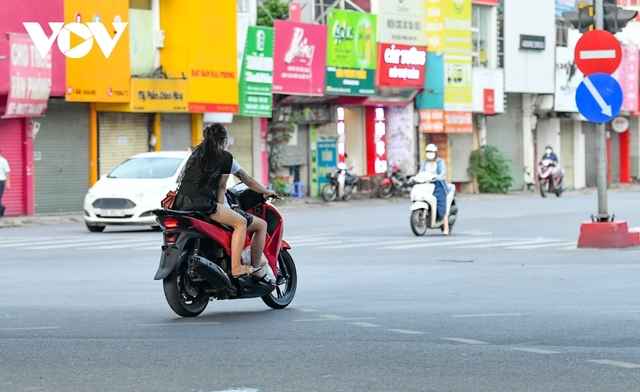 Muôn kiểu vi phạm giao thông trong thời gian Hà Nội giãn cách - Ảnh 10.