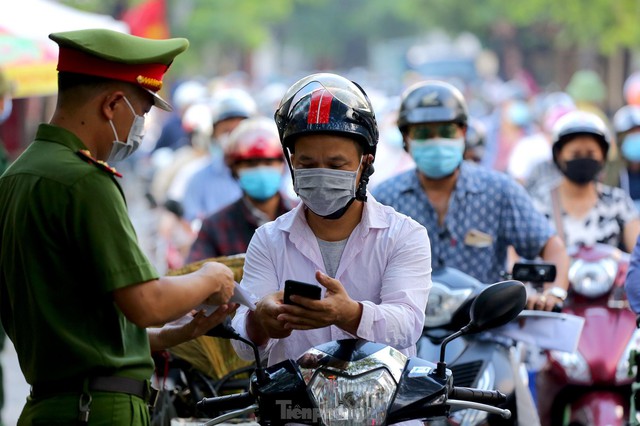 Biển người ùn ứ kéo dài đợi kiểm tra giấy đi đường ở chốt kiểm tra huyện Thanh Trì - Ảnh 6.