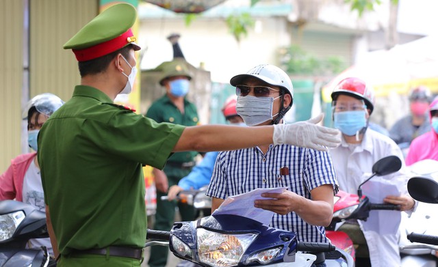 Biển người ùn ứ kéo dài đợi kiểm tra giấy đi đường ở chốt kiểm tra huyện Thanh Trì - Ảnh 8.
