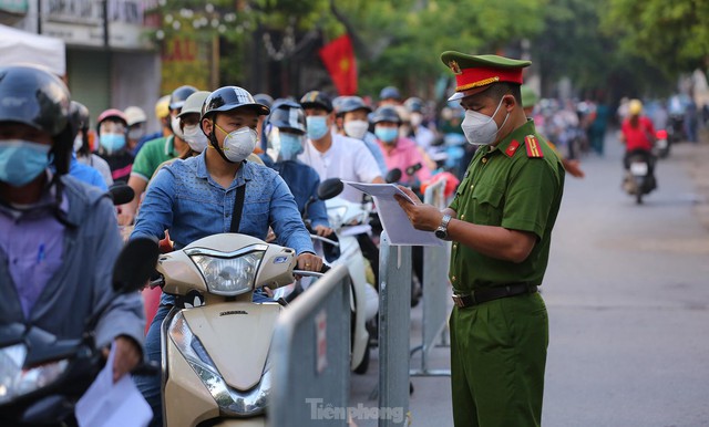 Biển người ùn ứ kéo dài đợi kiểm tra giấy đi đường ở chốt kiểm tra huyện Thanh Trì - Ảnh 11.