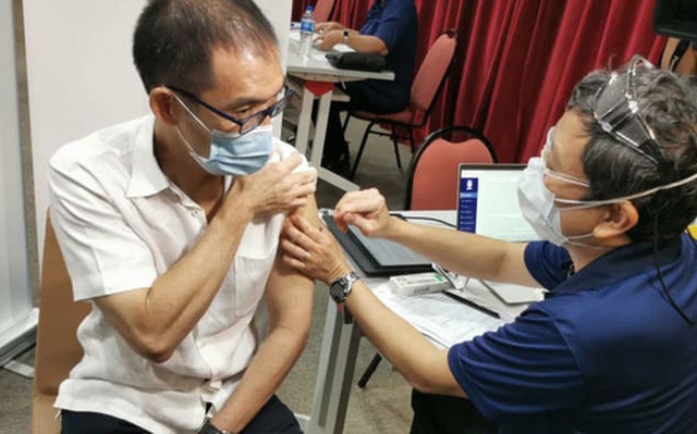 Vắc xin Sinopharm "cháy hàng" tại quốc gia Đông Nam Á giàu có: Phí tiêm 1,6 triệu VNĐ, dân xếp hàng cả tháng mới được tiêm