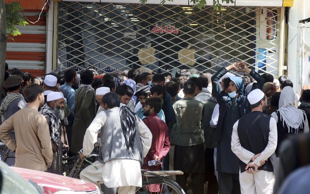 Người dân Afghanistan xếp hàng dài trước máy ATM ở thủ đô Kabul để chờ rút tiền mặt. Ảnh: AP