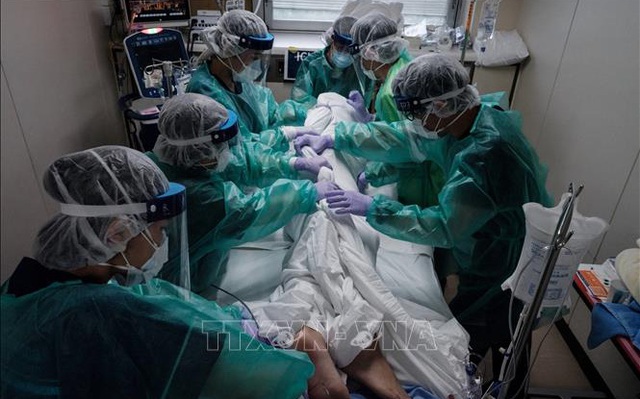 Nhân viên y tế điều trị cho bệnh nhân COVID-19 tại bệnh viện ở Yokohama, Nhật Bản, ngày 8/8/2021. Ảnh: AFP/TTXVN