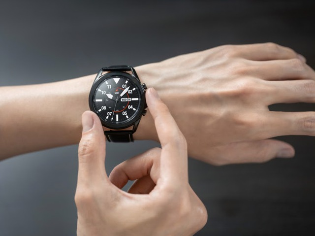 Hàng loạt mẫu smartphone, smartwatch giảm giá mạnh đầu tháng 8 - Ảnh 8.