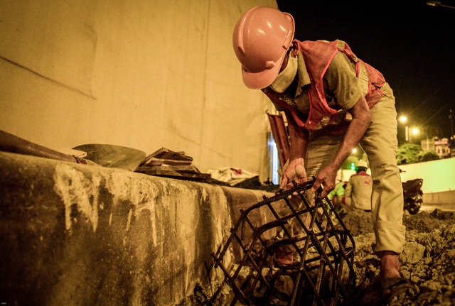 Hà Nội: Hàng chục công nhân làm việc xuyên đêm để sửa chữa hầm chui Kim Liên - Ảnh 7.