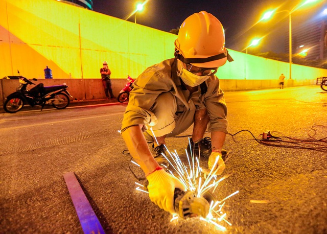 Hà Nội: Hàng chục công nhân làm việc xuyên đêm để sửa chữa hầm chui Kim Liên - Ảnh 8.