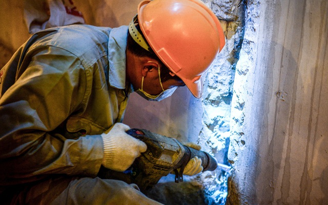 Công nhân tiến hành sửa chữa hầm chui Kim Liên đêm 3/8.