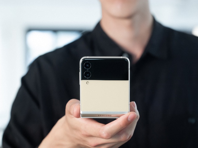 Ảnh thực tế Galaxy Z Flip3 vừa ra mắt - điện thoại gập thời trang nhất hiện nay, giá 999 USD - Ảnh 1.
