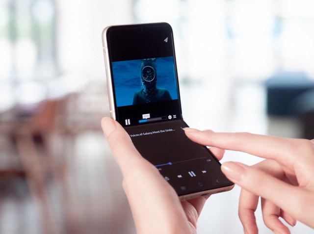 Ảnh thực tế Galaxy Z Flip3 vừa ra mắt - điện thoại gập thời trang nhất hiện nay, giá 999 USD - Ảnh 4.