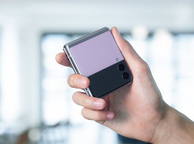 Ảnh thực tế Galaxy Z Flip3 vừa ra mắt - điện thoại gập thời trang nhất hiện nay, giá 999 USD - Ảnh 3.