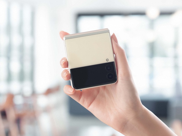 Ảnh thực tế Galaxy Z Flip3 vừa ra mắt - điện thoại gập thời trang nhất hiện nay, giá 999 USD - Ảnh 2.