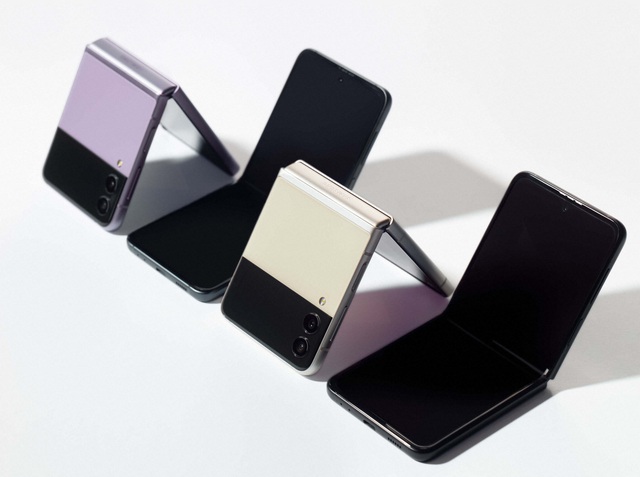 Ảnh thực tế Galaxy Z Flip3 vừa ra mắt - điện thoại gập thời trang nhất hiện nay, giá 999 USD - Ảnh 12.