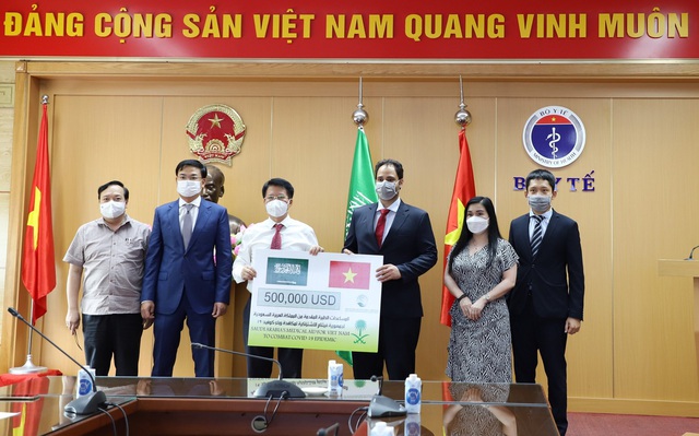 Việt Nam tiếp nhận gói viện trợ y tế trị giá 500.000 USD của Ả Rập Xê út. Ảnh ( Bộ Y tế)
