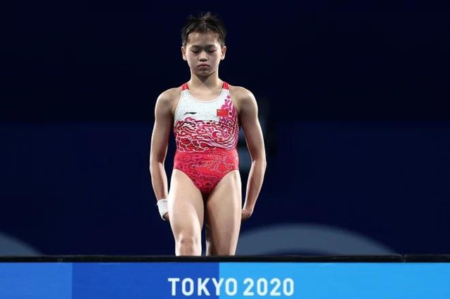 Cô bé 14 tuổi gây sốt với màn nhảy cầu hoàn hảo tại Olympic: VĐV vô danh thành thiên tài xuất chúng với ước mơ kiếm tiền chữa bệnh cho mẹ - Ảnh 2.
