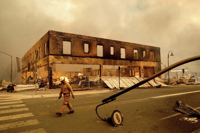 Thị trấn Greenville của bang California bị xóa sổ trong biển lửa - Ảnh 4.