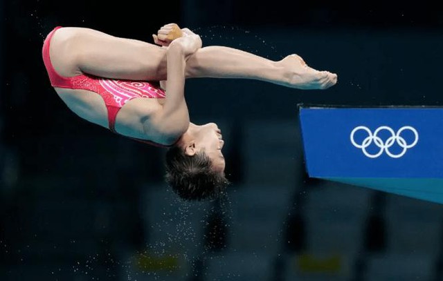 Cô bé 14 tuổi gây sốt với màn nhảy cầu hoàn hảo tại Olympic: VĐV vô danh thành thiên tài xuất chúng với ước mơ kiếm tiền chữa bệnh cho mẹ - Ảnh 3.