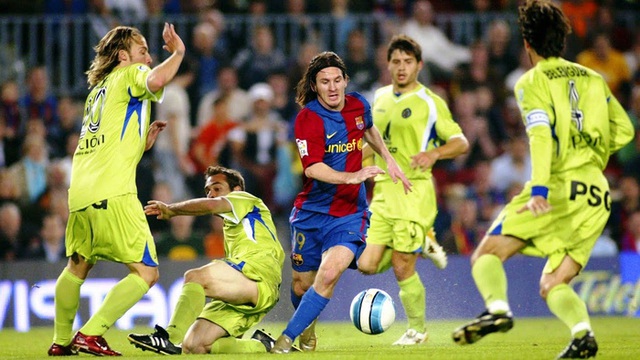 Toàn bộ sự nghiệp vĩ đại của Messi tại Barcelona qua ảnh - Ảnh 9.