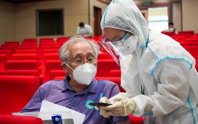 BS Trương Hữu Khanh: Sống trong vùng dịch, chỉ cần làm tốt những điều này thì khó có thể mắc Covid-19