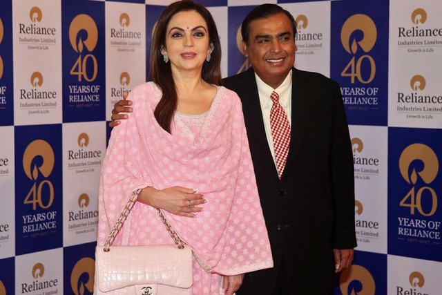 Tỷ phú Ấn Độ giàu nhất châu Á: Cưng chiều vợ suốt 35 năm, tặng siêu xe, biệt thự tỷ USD, tháp tùng vợ tại hàng loạt sự kiện - Ảnh 3.