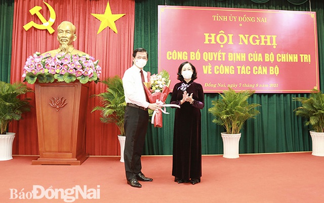 Bà Trương Thị Mai (bên phải) trao quyết định cho ông Nguyễn Hồng Lĩnh (bên trái). Ảnh: Công Nghĩa Báo Đồng Nai