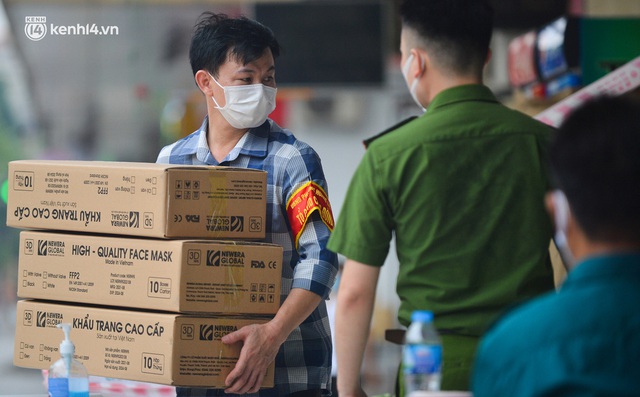 Hà Nội: Phong toả chung cư HH4C Linh Đàm, truy vết người liên quan qua camera an ninh - Ảnh 15. Hà Nội: Phong toả chung cư HH4C Linh Đàm, truy vết người liên quan qua camera an ninh - Ảnh 15.
