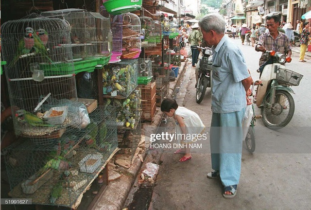 Chùm ảnh Hà Nội hàng chục năm trước: Dân tình thích thú trước những điểm giống và khác của nhiều góc phố so với hiện tại - Ảnh 22.