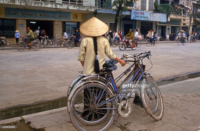 Chùm ảnh Hà Nội hàng chục năm trước: Dân tình thích thú trước những điểm giống và khác của nhiều góc phố so với hiện tại - Ảnh 26.