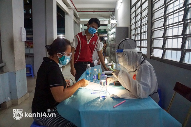 TP.HCM: Tăng tốc tiêm vaccine cho người dân vào ban đêm - Ảnh 5. TP.HCM: Tăng tốc tiêm vaccine cho người dân vào ban đêm - Ảnh 5.