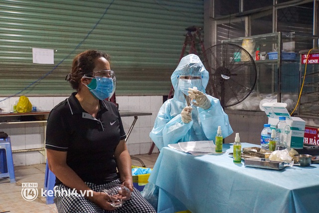 TP.HCM: Tăng tốc tiêm vaccine cho người dân vào ban đêm - Ảnh 8. TP.HCM: Tăng tốc tiêm vaccine cho người dân vào ban đêm - Ảnh 8.