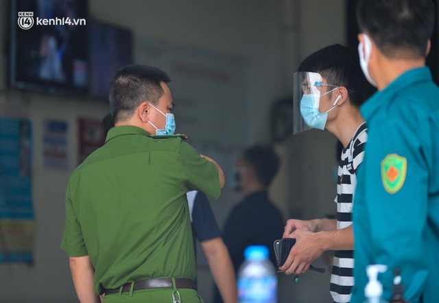Hà Nội: Phong toả chung cư HH4C Linh Đàm, truy vết người liên quan qua camera an ninh - Ảnh 9.