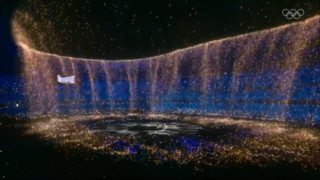 Nổi hết da gà trước màn trình diễn Dòng sông ngân hà huyền ảo trong lễ bế mạc Olympic 2020 - Ảnh 2.