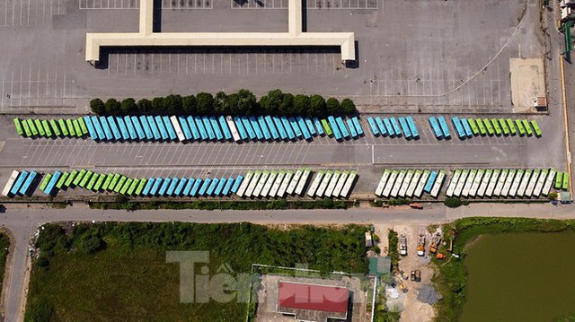 Hà Nội giãn cách, hàng trăm xe buýt ngủ la liệt trong bến  - Ảnh 1.