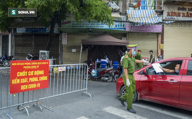 Ngày đầu ra đường phải có thêm lịch trực, lịch làm việc: Hàng loạt người dân bị xử phạt - Ảnh 1.