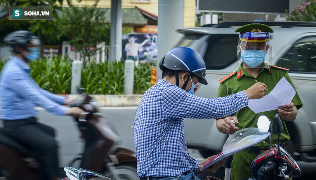 Ngày đầu ra đường phải có thêm lịch trực, lịch làm việc: Hàng loạt người dân bị xử phạt - Ảnh 2.