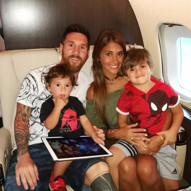  Soi máy bay 17,6 triệu USD Messi đã tậu từ lâu và đang dùng để bay sang PSG: Hàng loạt chi tiết nhận diện, bậc thềm dập tên nóc nhà và các con  - Ảnh 1.
