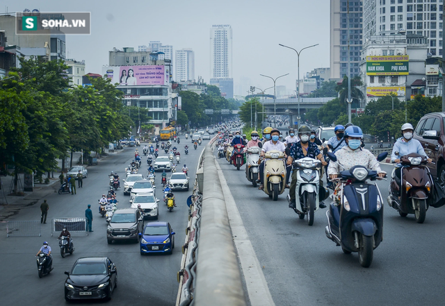 Ngày đầu ra đường phải có thêm lịch trực, lịch làm việc: Hàng loạt người dân bị xử phạt - Ảnh 11.