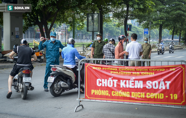 Ngày đầu ra đường phải có thêm lịch trực, lịch làm việc: Hàng loạt người dân bị xử phạt - Ảnh 8.