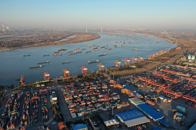 Muốn biết chuỗi cung ứng đang khủng hoảng đến đâu hãy nhìn vào chiếc container số nhọ mắc kẹt ở Thượng Hải: Hết gặp bão lại đến Covid, cuộc hành trình đến Mỹ dự tính mất vài tuần giờ đã lên đến hơn 6 tháng - Ảnh 1.