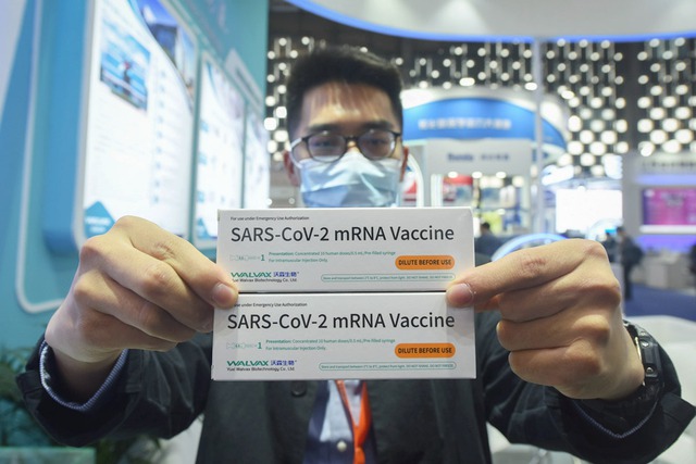 Vaccine mRNA mới sắp được sản xuất ở sát Việt Nam: Niềm hi vọng để đất nước tỷ dân thoát cảnh bế quan tỏa cảng? - Ảnh 2.