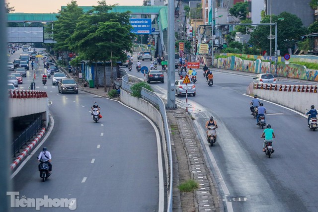 Né chốt vùng đỏ, người dân phóng ngược chiều lên cầu Chương Dương - Ảnh 17.