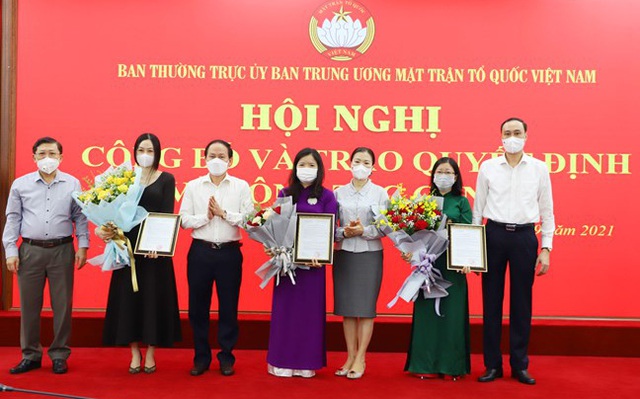 Phó Chủ tịch, Tổng Thư ký Ủy ban Trung ương Mặt trận Tổ quốc Việt Nam Lê Tiến Châu cùng các đồng chí trong Ban Thường trực chúc mừng các cán bộ được bổ nhiệm chức vụ mới.