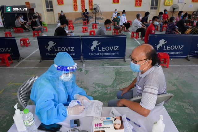 Phường ở Hà Nội tiêm vắc xin Covid-19 cho cả người không có giấy tờ tuỳ thân - Ảnh 1.