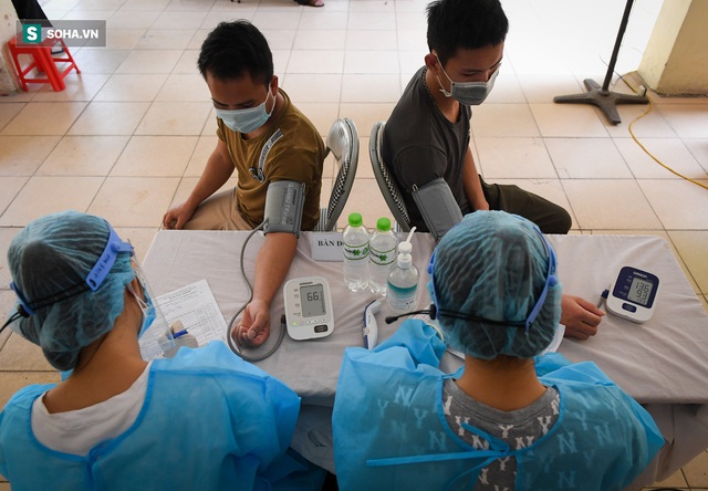 Phường ở Hà Nội tiêm vắc xin Covid-19 cho cả người không có giấy tờ tuỳ thân - Ảnh 2.