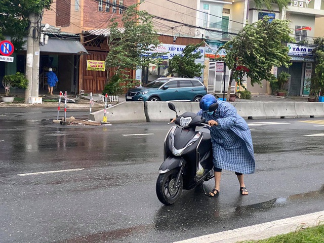  Xót xa cảnh người Đà Nẵng chạy ngược chạy xuôi mua đồ về chống bão giữa tâm dịch  - Ảnh 2.